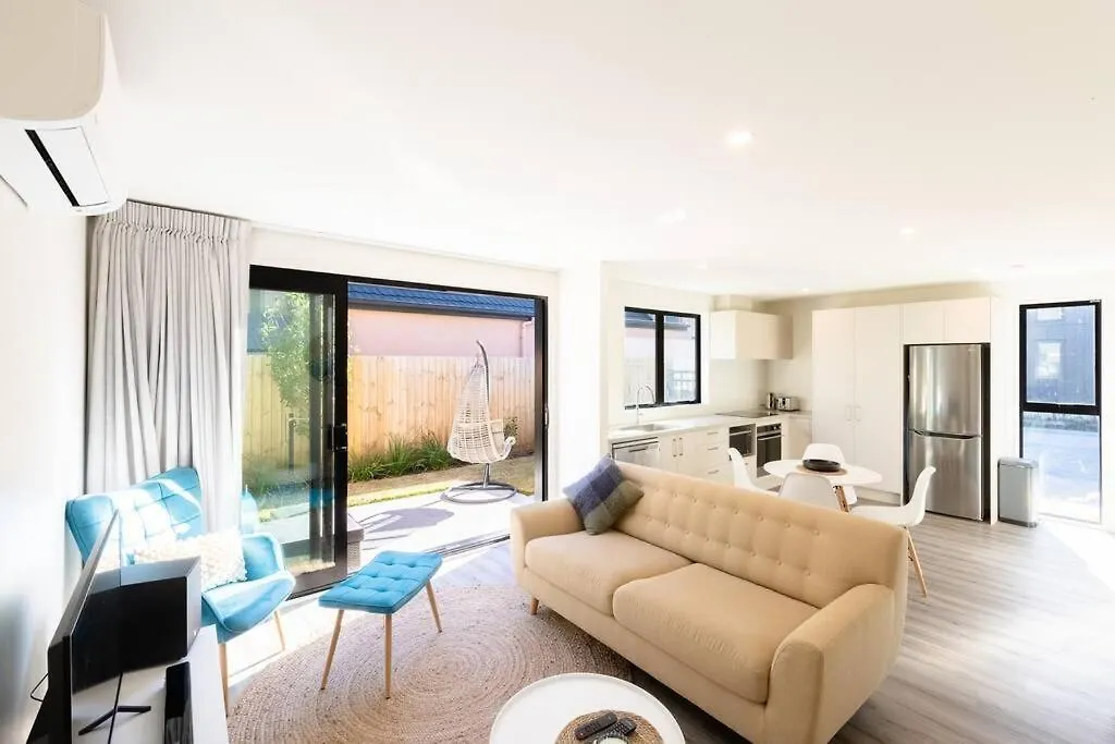 Contacts de Brand New, Private & Central Townhouse