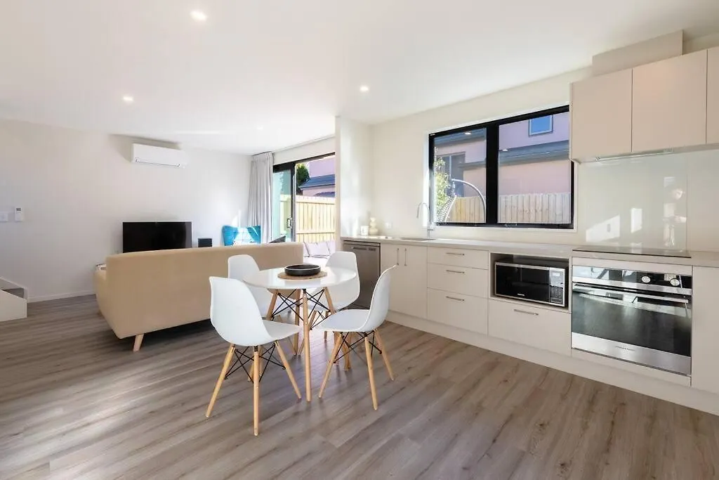 Brand New, Private & Central Townhouse Christchurch 0*,