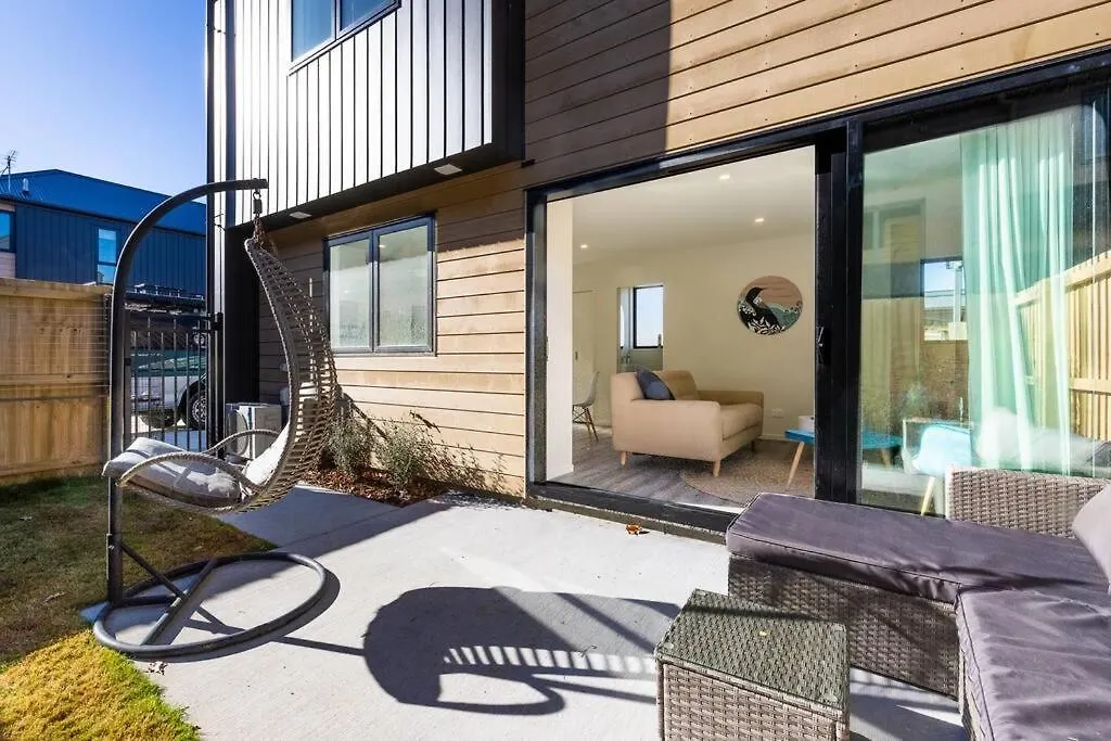 Brand New, Private & Central Townhouse Christchurch Apartment